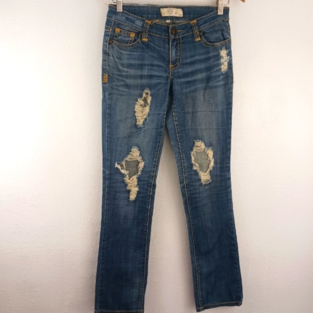 Chiqle distress blue jeans s size 5